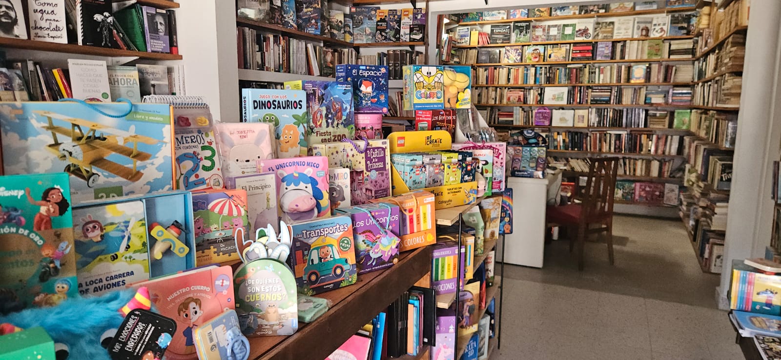 Interior del local con estanterías de libros