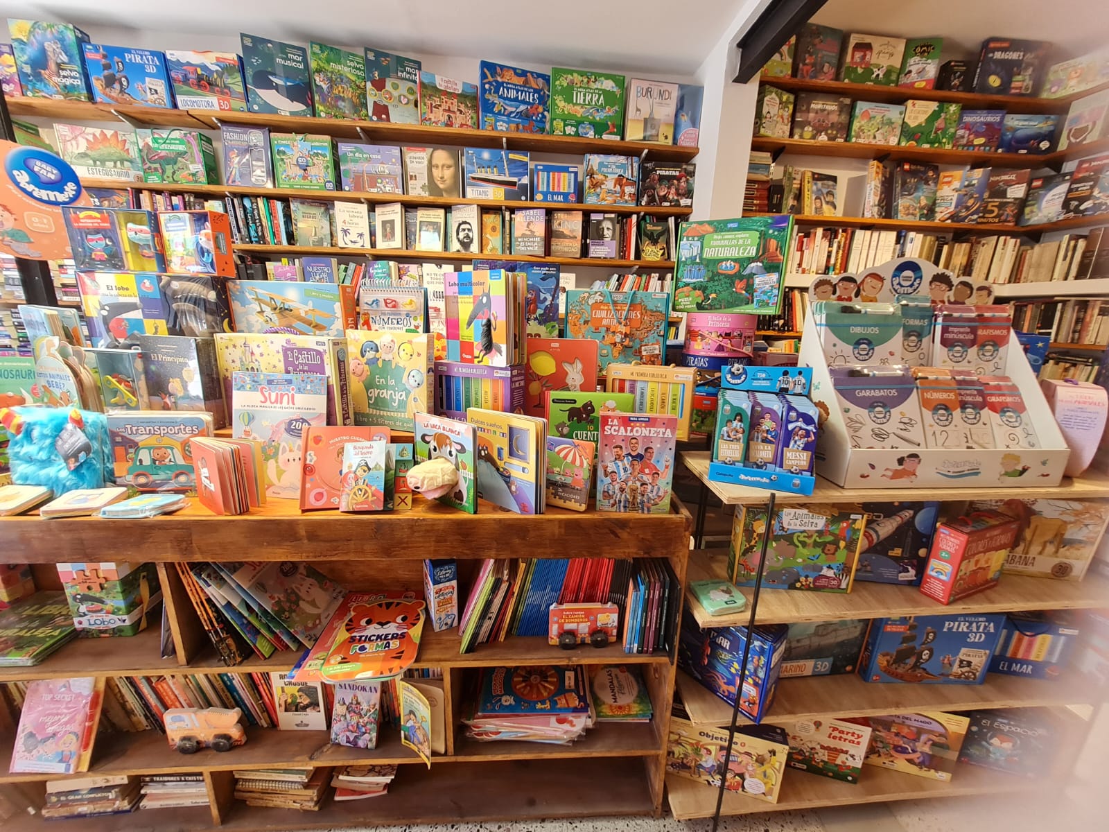 Variedad de libros en exhibición
